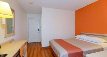 Cozy 1 Queen Bed|Pool|Free WIfi