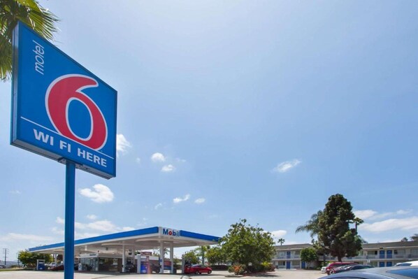 Une enseigne de motel avec un grand chiffre 6 et l’inscription « WI FI ICI », indiquant l’emplacement du Wi-Fi.