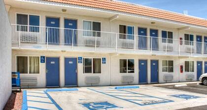 Spacious Queen Bed|Pool|Free WiFi