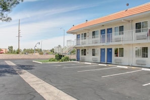 Motel amb aparcament, zona tancada i cel serè.