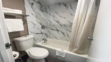 Un bagno con il WC, una vasca e una doccia.