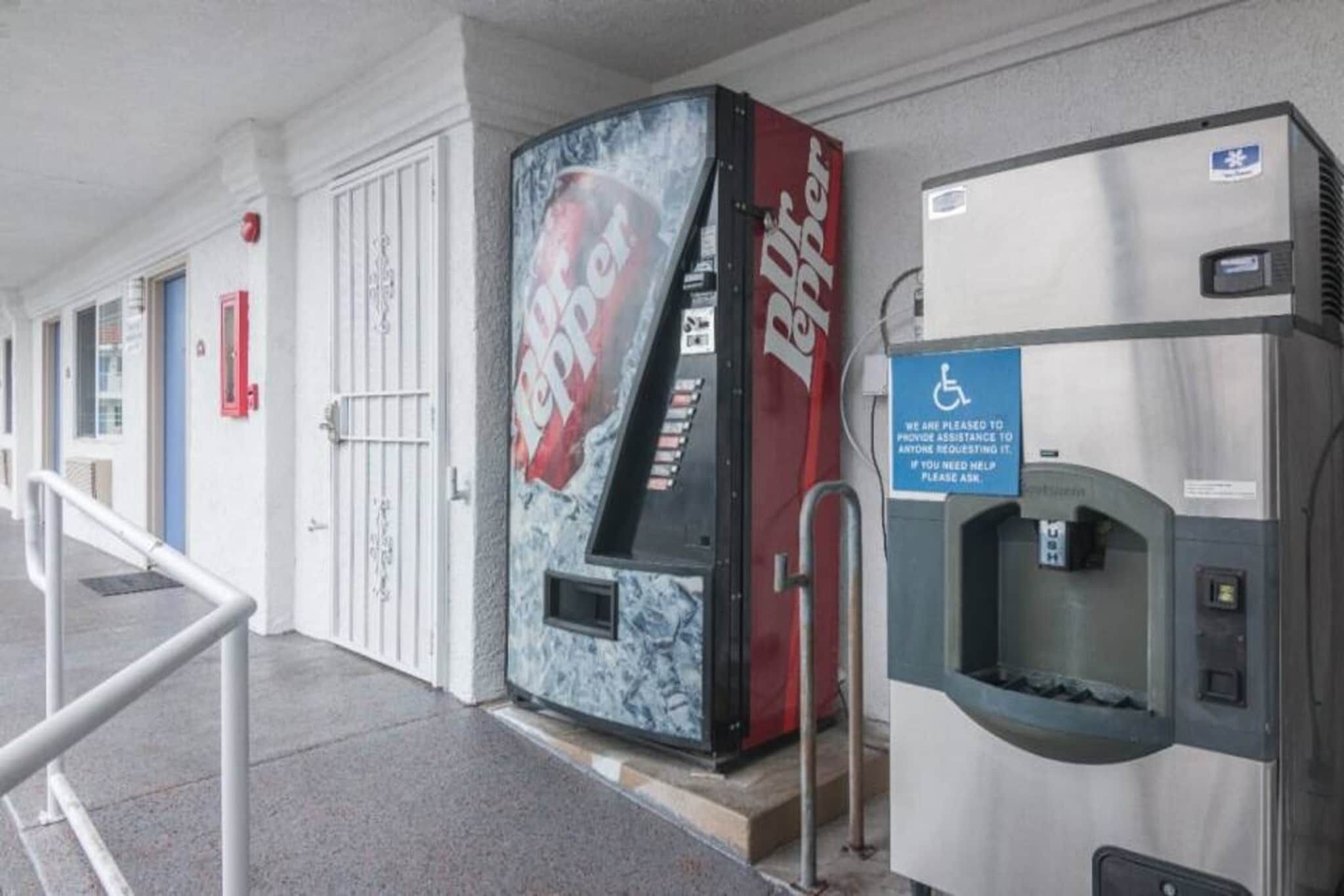 Rakennuksen ulkopuolella on myyntiautomaatti ja suuri Coca-Cola-jääkaappi, ja rakennuksessa on merkki, joka osoittaa, että se on esteetön pyörätuolilla liikkuville.