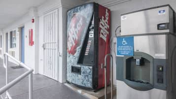 Rakennuksen ulkopuolella on myyntiautomaatti ja suuri Coca-Cola-jääkaappi, ja rakennuksessa on merkki, joka osoittaa, että se on esteetön pyörätuolilla liikkuville.
