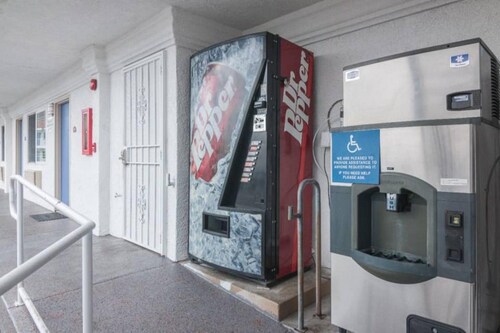 1 King Bed | Non-Smoking, Micfridge