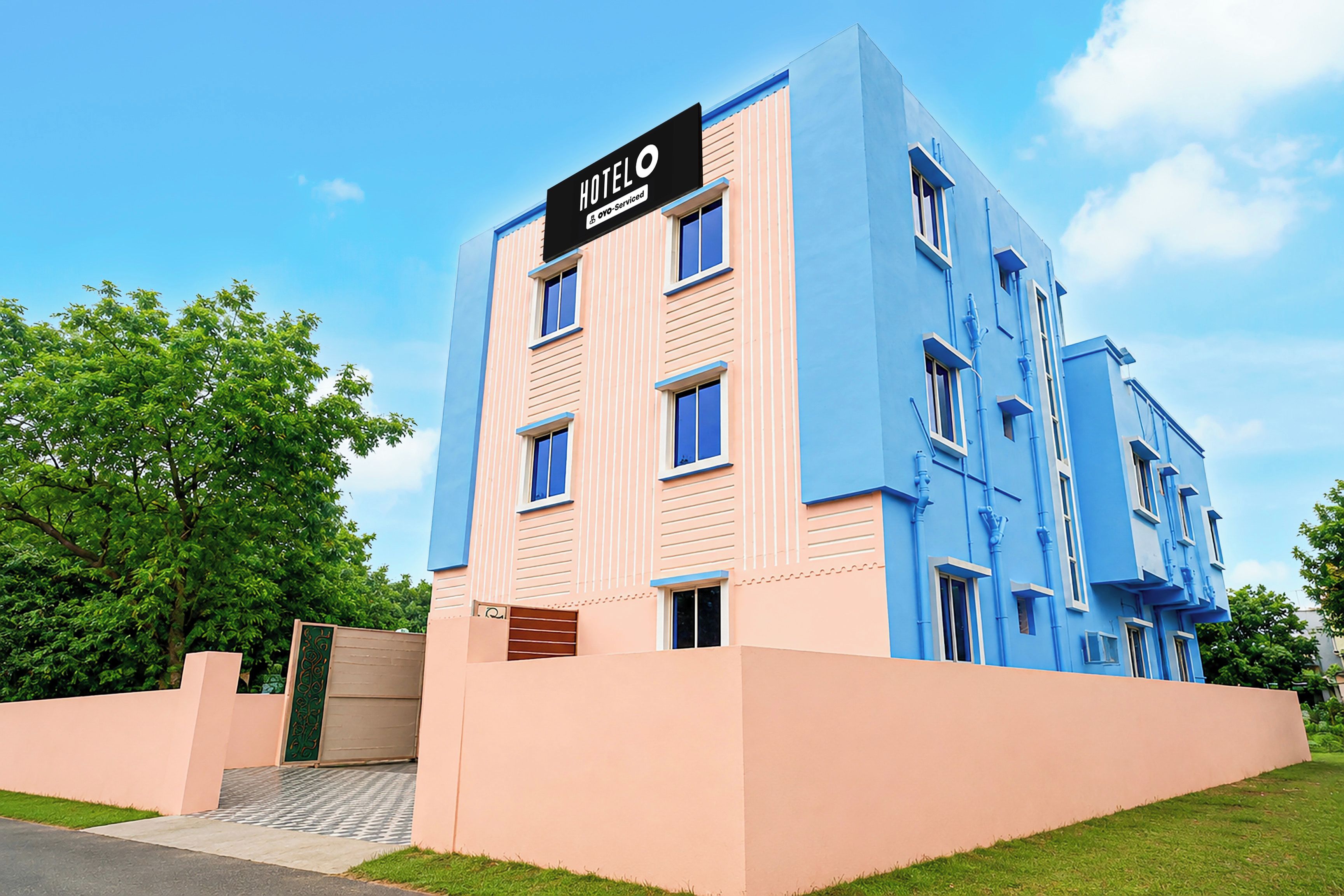 Un edificio de hotel de varios pisos con un cartel que indica que cuenta con servicios de Oyo.