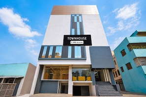 A modern building with a sign reading 'TOWNHOUSE' and 'YOYO-Serviced'. - Townhouse Patna Airport (Patna)