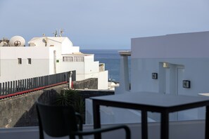 A white building with a balcony overlooking the sea. - Cozy studio apartment in the Kikere Complex (Puerto del Carmen)
