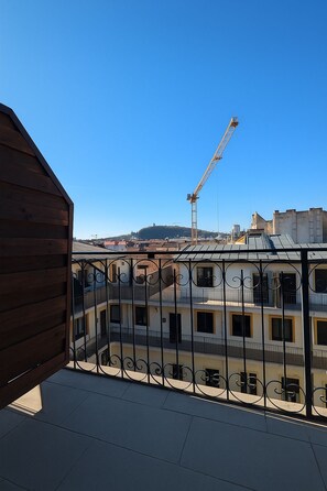 A balcony with a view of a construction crane and buildings in the background. - Astoria Panorama Duplex, Self-check-in, Automated, Large, 2lvl apt with a view (Budapest)