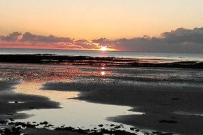 A beach with a sunset, wet sand, and a calm sea. - La Petite Dune - A Dream for 2 (Bretteville sur Ay \/ Plage)