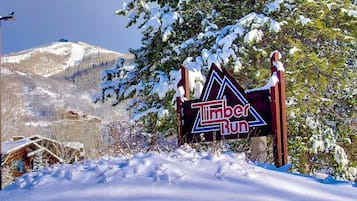 Et snøklædt landskab med et skilt for Timber Run.
