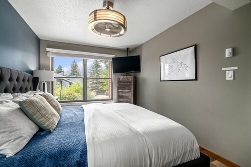Hot Tubs and Pool -looping Shuttle- Cozy Fireplace