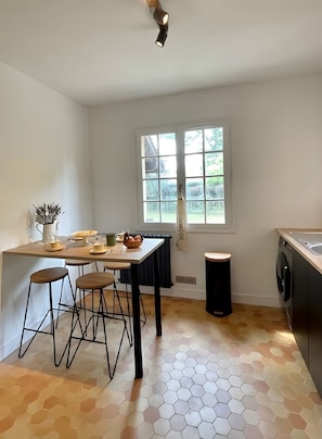 A kitchen with a hexagonal tile floor, a window with a view, and a washing machine. - Holiday Home 'Le Perroudier' with Panoramic View of the Dordogne Valley (Vitrac)