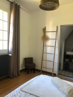 A bedroom with a bed, a chair, a ladder, and a window with curtains. - Holiday Home 'Le Perroudier' with Panoramic View of the Dordogne Valley (Vitrac)
