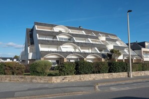 Un edificio a più piani dal design architettonico moderno, con balconi e facciata in pietra.