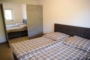 A bedroom with a bed, a window, and a mirror. - Holiday apartment with 1 bedroom (Cochem)