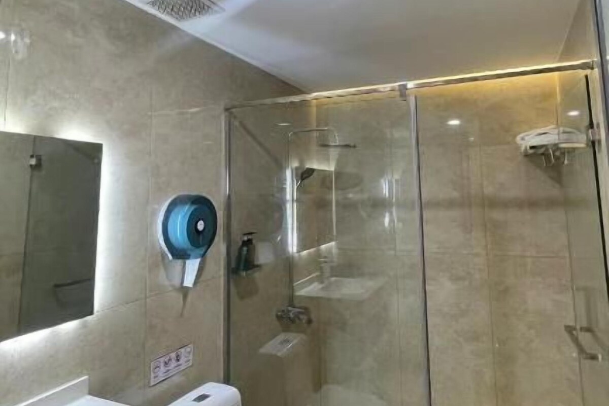 Kamar Triple Deluks | Kamar mandi | Kombinasi shower/bathtub, perlengkapan mandi gratis, sandal, dan sabun