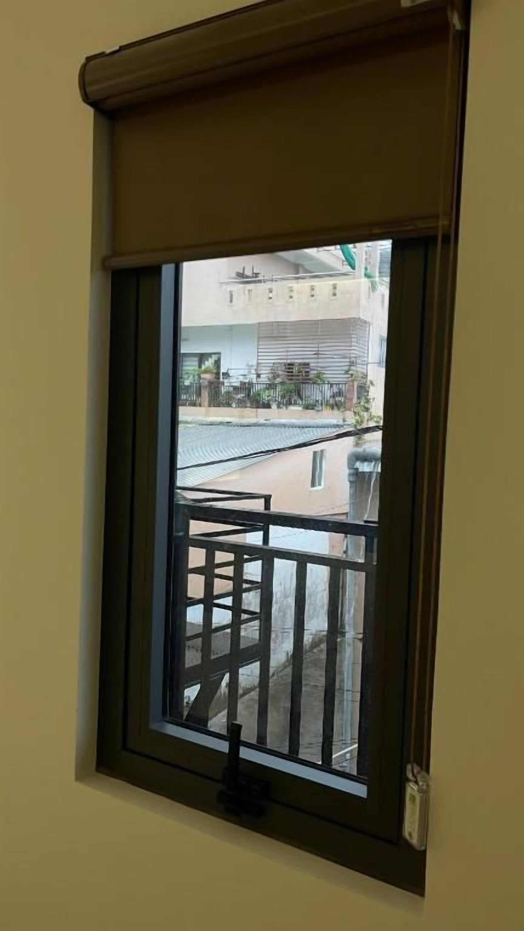 Una ventana con vista a un edificio y una calle.