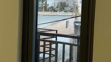 Una ventana con vista a un edificio y una calle.