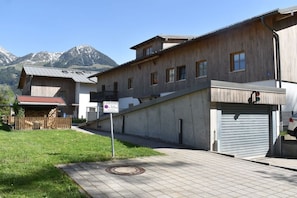 Ein Wohngebäude mit Garage, gepflasterter Auffahrt und einem Schild, das ein Parkverbot anzeigt.
