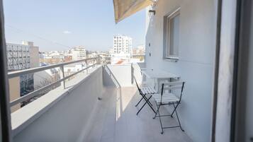 Apartment, 2 Bedrooms, Kitchen, City View | Outdoor dining