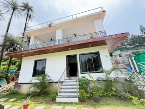 A two-story building with a balcony, a staircase leading to the entrance, and a sign indicating it is a resort. - Abu Hill villa (Aburaj)