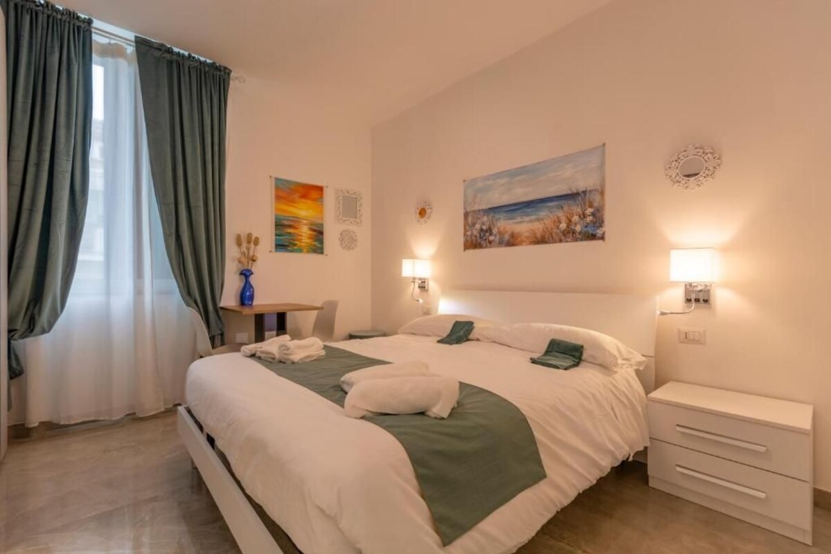 Kahden hengen huone | Tallelokero huoneessa, pimennysverhot, ilmainen Wi-Fi