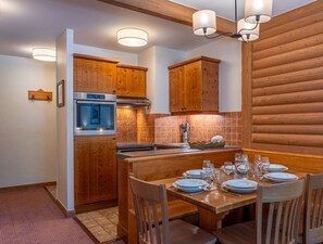 Dining Area/Kitchen - 2 Bed Apartment - ski in ski out - Arc 1950 - Auberge Jerome (Arc 1950)