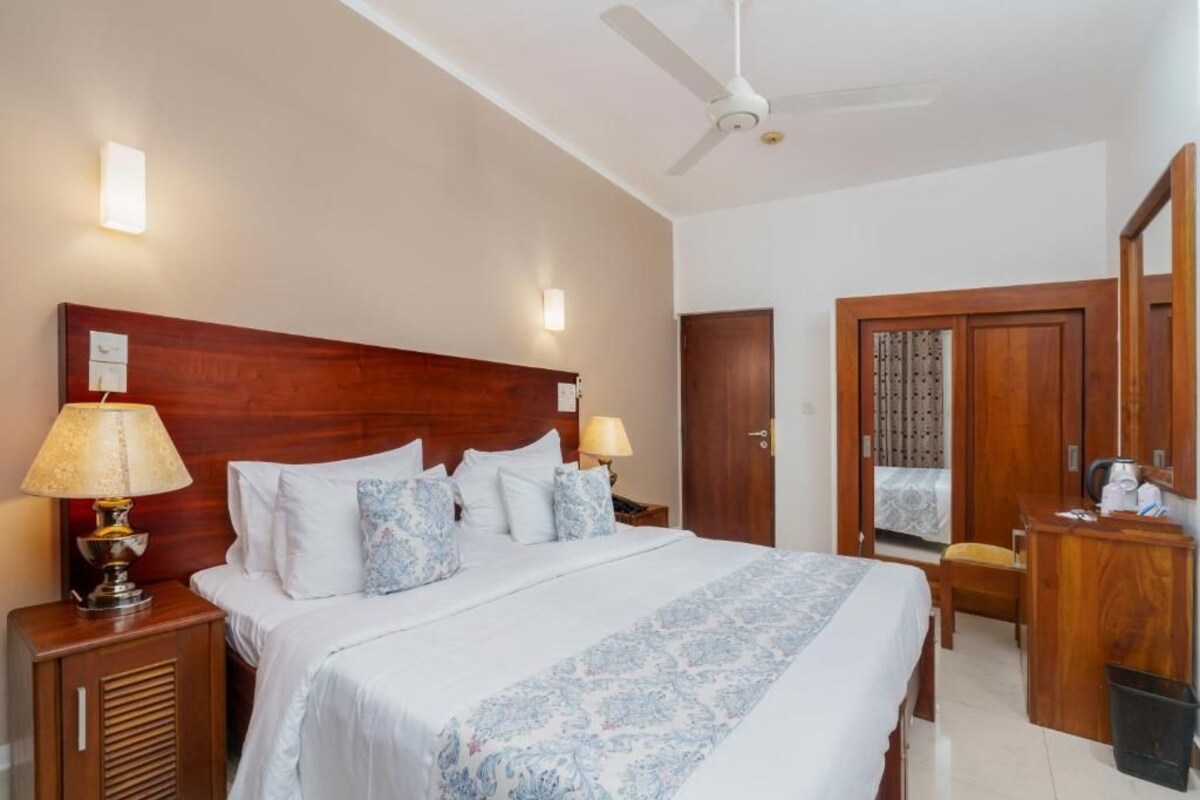 In-room safe, desk, soundproofing, iron/ironing board