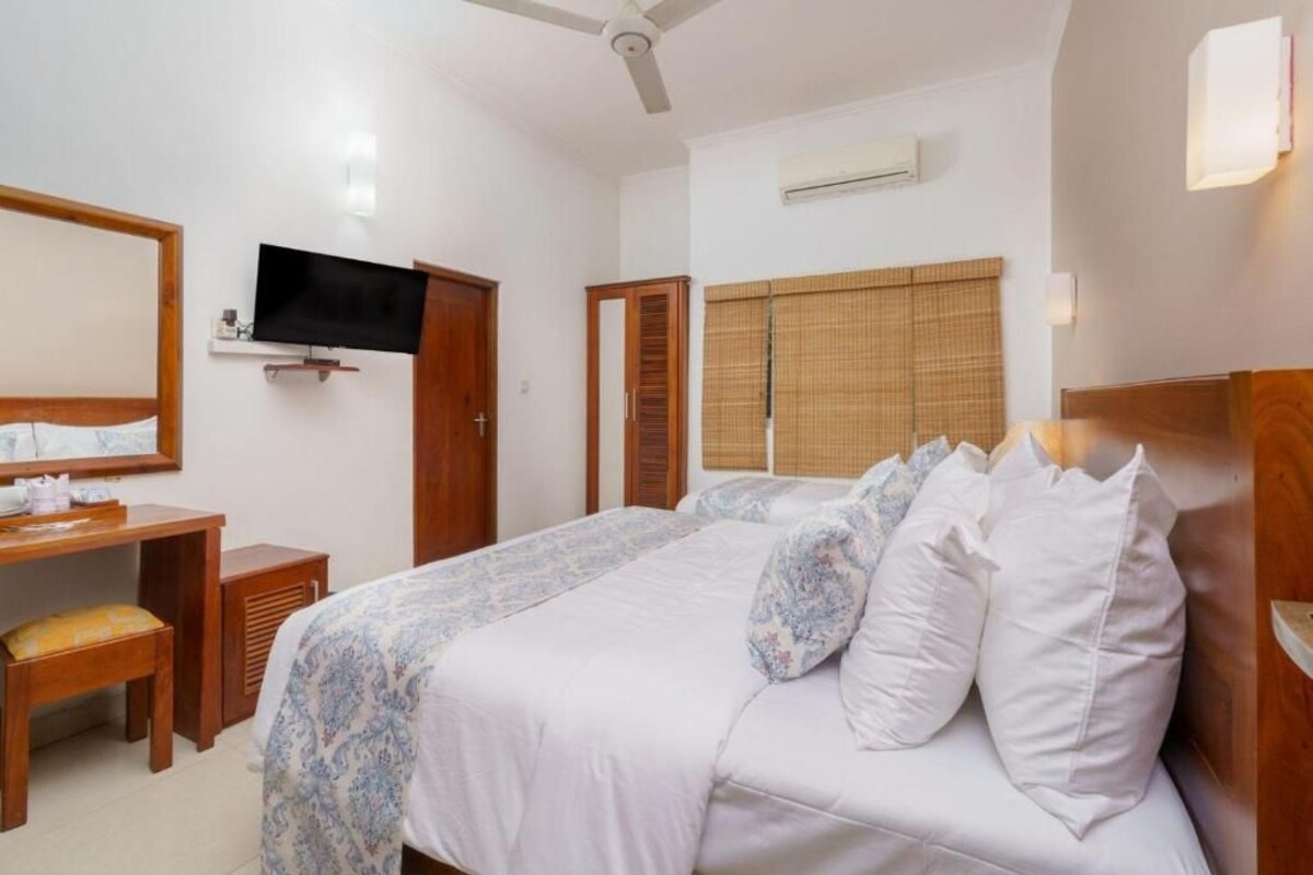 Habitació triple Deluxe, balcó, vistes a la ciutat | Caixa forta a l'habitació, escriptori i habitacions insonoritzades 