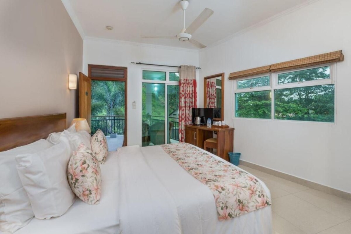 Kamar Double Deluks, balkon, pemandangan kota | Brankas, meja kerja, kedap suara, dan setrika/meja setrika