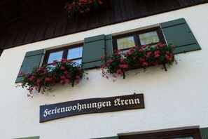 Un edificio con un cartello che recita 'Serienwohnungen Krannen'.