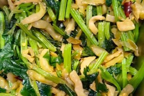 A close-up of a stir-fried vegetable dish with green and yellow vegetables. - Sijixinghe Hotel (Dushanbe)