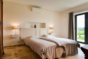 Untagged - Holiday home with 5 bedrooms (Bagnols sur Cèze)