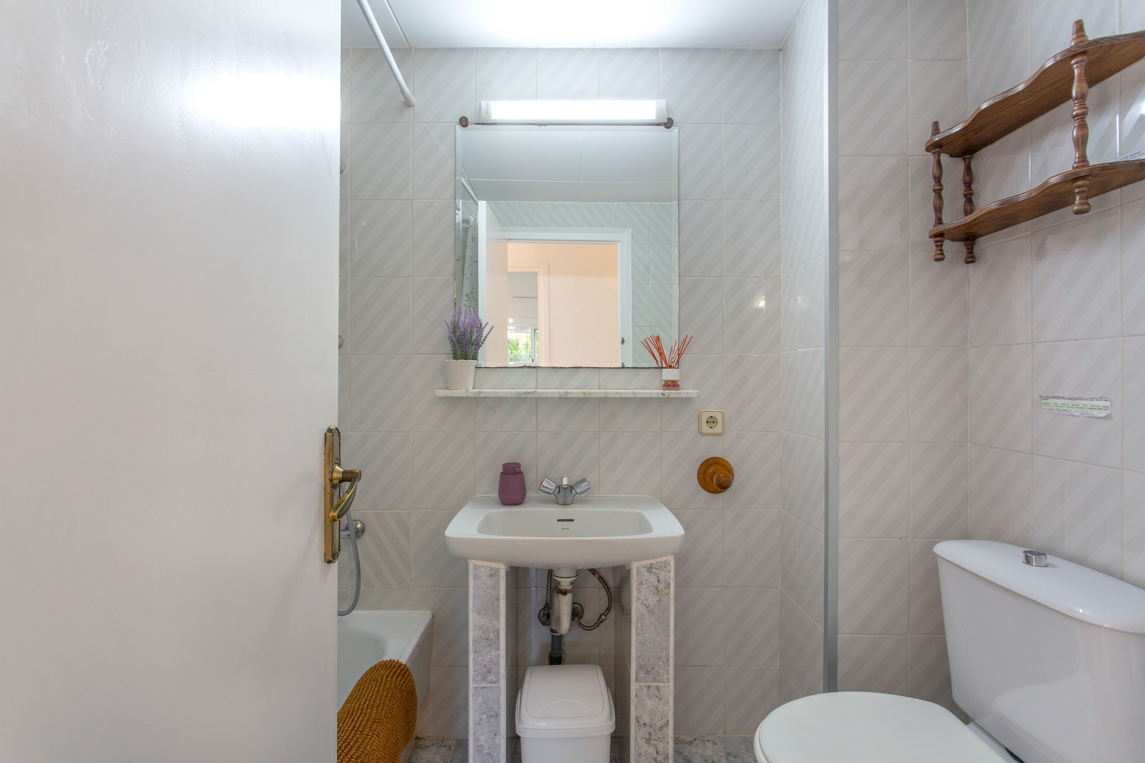 Ein Badezimmer mit Waschbecken, Spiegel und Toilette.