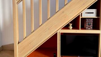 Un escalier en bois avec un espace de rangement intégré en dessous.