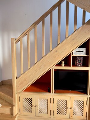 Una escalera de madera con un espacio de almacenamiento integrado debajo.