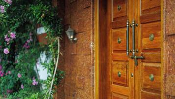 Una puerta de madera con manijas de latón y un cerrojo metálico.