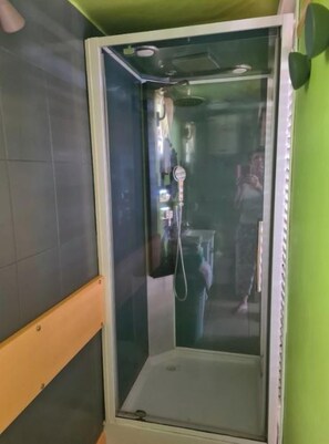Bathroom - In western Réunion, house + bungalow for rent for 4 months (early May–late August) (Saint-Paul)