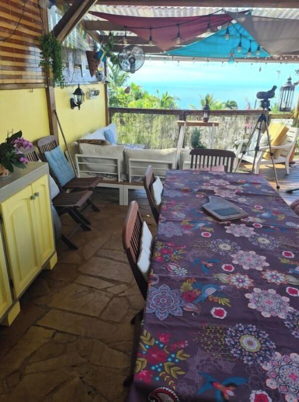 Outdoor dining - In western Réunion, house + bungalow for rent for 4 months (early May–late August) (Saint-Paul)