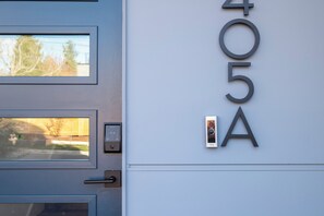 Une porte avec une plaque portant le numéro « 405A » et un système de verrouillage à clavier.