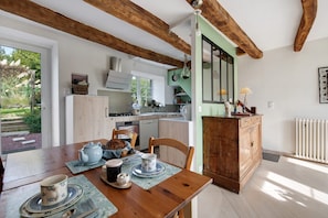 Dining - Guest Room 'La Châtre - Sartilly Baie Bocage - Chambre Le Nid' with Terrace, Garden (Sartilly-Baie-Bocage)