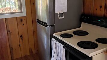 KITCHEN: The home has a convenient modern kitchen with all appliances except for a dishwasher and microwave.