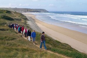 A coastal path with a group of people walking along it. - Holiday home in Crozon with swimming pool (crozon)
