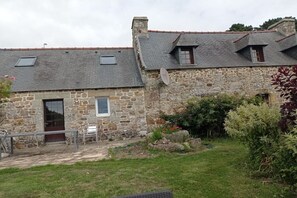 A stone building with a sloped roof, a door, and a small window. - Holiday home in Crozon with swimming pool (crozon)