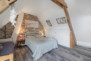 Room - Guest Room 'La Châtre - Sartilly Baie Bocage - Chambre Randonneur' with Terrace, Garden and Wi-Fi (Sartilly-Baie-Bocage)