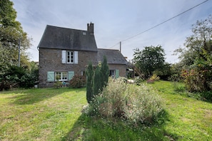 Exterior - Guest Room 'La Châtre - Sartilly Baie Bocage - Chambre Randonneur' with Terrace, Garden and Wi-Fi (Sartilly-Baie-Bocage)