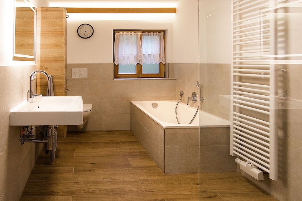 Un baño moderno con lavabo, inodoro y bañera.