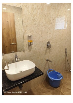 Basic Double or Twin Room | Bathroom - Varo Resort (Mahabaleshwar)