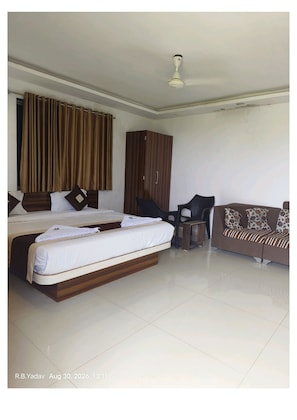 Basic Double or Twin Room | WiFi (free) - Varo Resort (Mahabaleshwar)