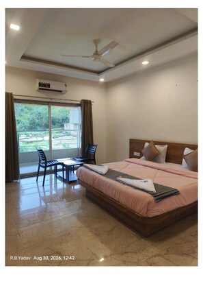 Basic Double or Twin Room | WiFi (free) - Varo Resort (Mahabaleshwar)